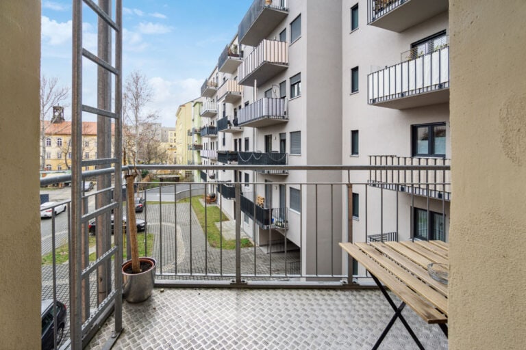 What is the difference between a worker room and a holiday apartment? 6 Key Points 3 Dresden 3-room apartment for 5 people DD04